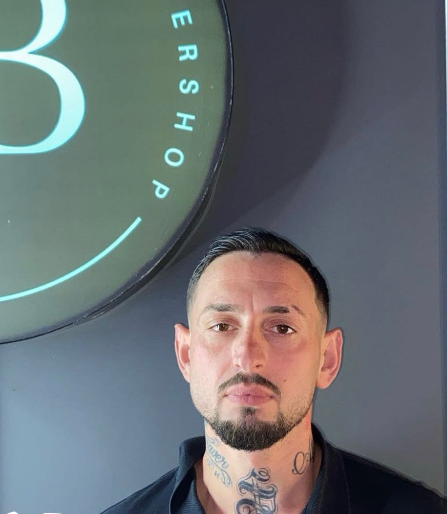Enis, barberare och delägare på Blessed Barbershop